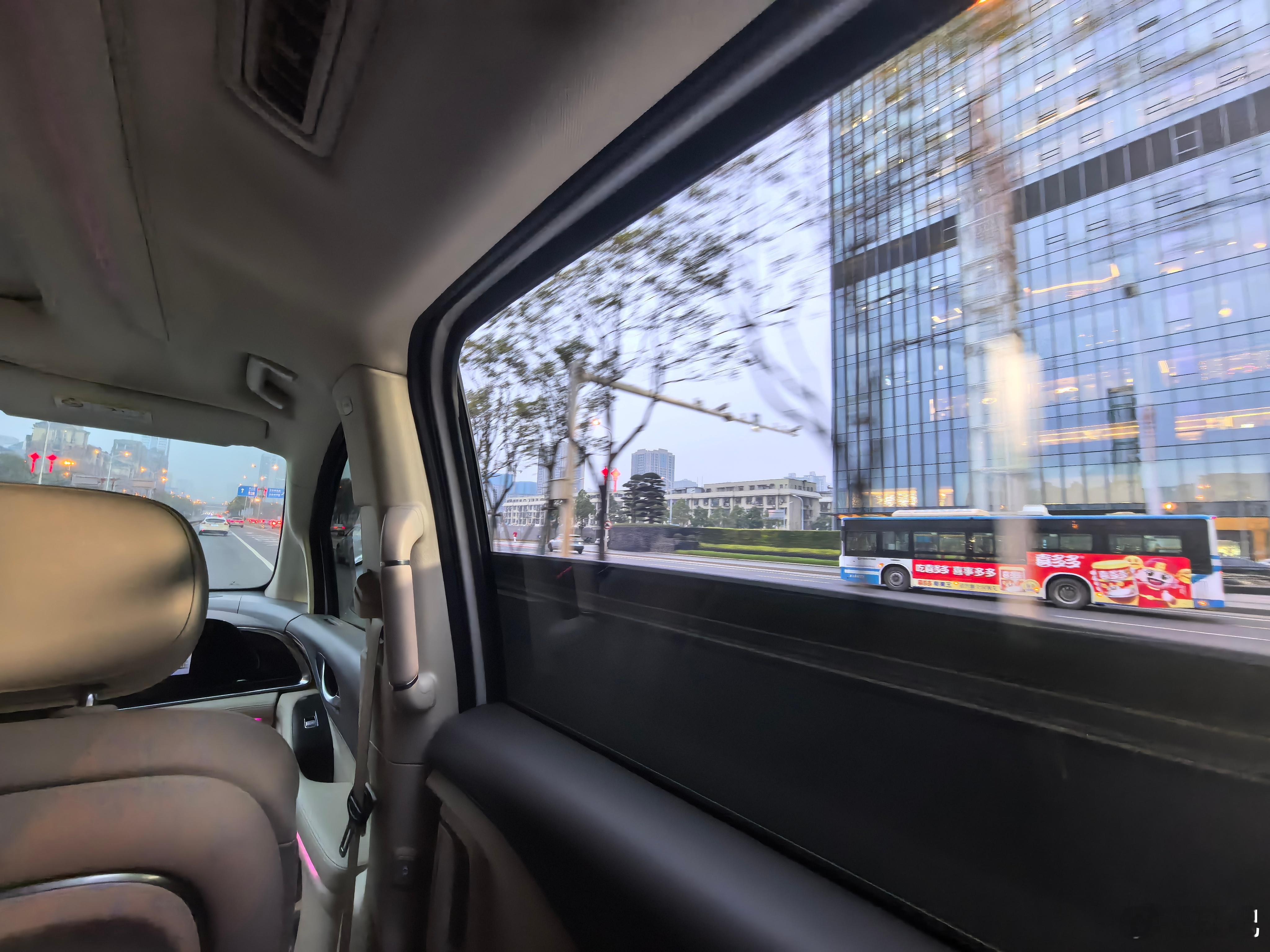 好长时间没来长沙了，晚上吃点啥子嘞。 