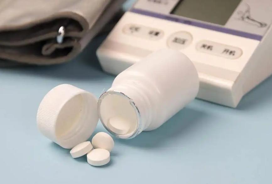 医生提醒：吃上苯磺酸氨氯地平，这3件事就别做了，小心害了自己

高血压一多，吃苯