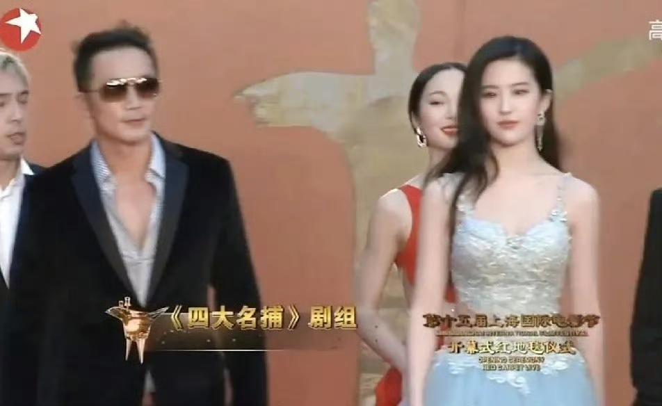 红毯名场面！刘亦菲被全员簇拥，江一燕跟在身后无人理会太尴尬
 
第十五届上海国际