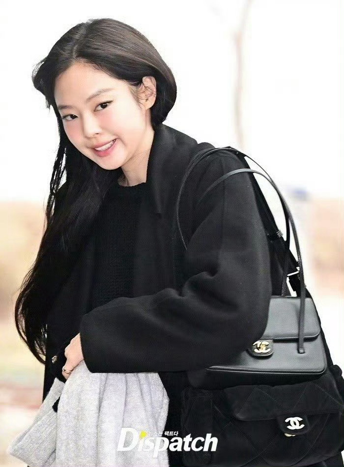 Jennie机场图 把机场走出T台气场，软乎乎脸颊肉混搭大佬范儿，这波反差萌谁能