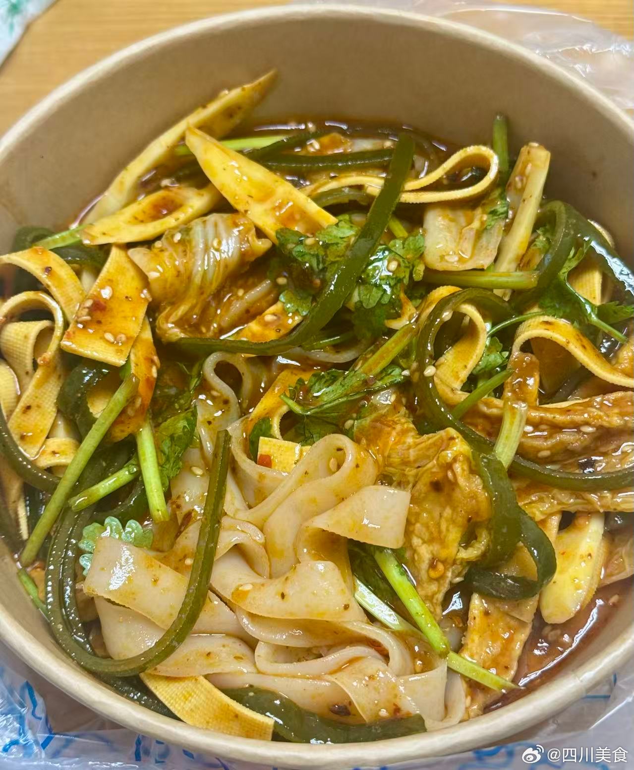 黏糊的麻辣拌，糖醋麻辣味，有种奇怪的感觉，不爱吃~川川逛吃日常 ​​​