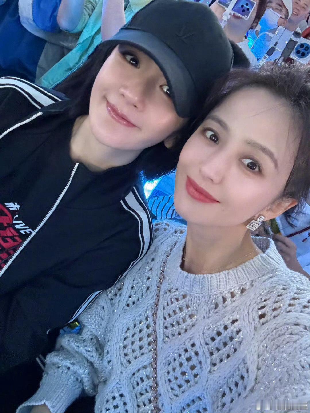 佟丽娅在张杰演唱会蹦迪佟丽娅谢娜合照 ​佟丽娅在张杰演唱会蹦迪，还晒了与谢娜合照