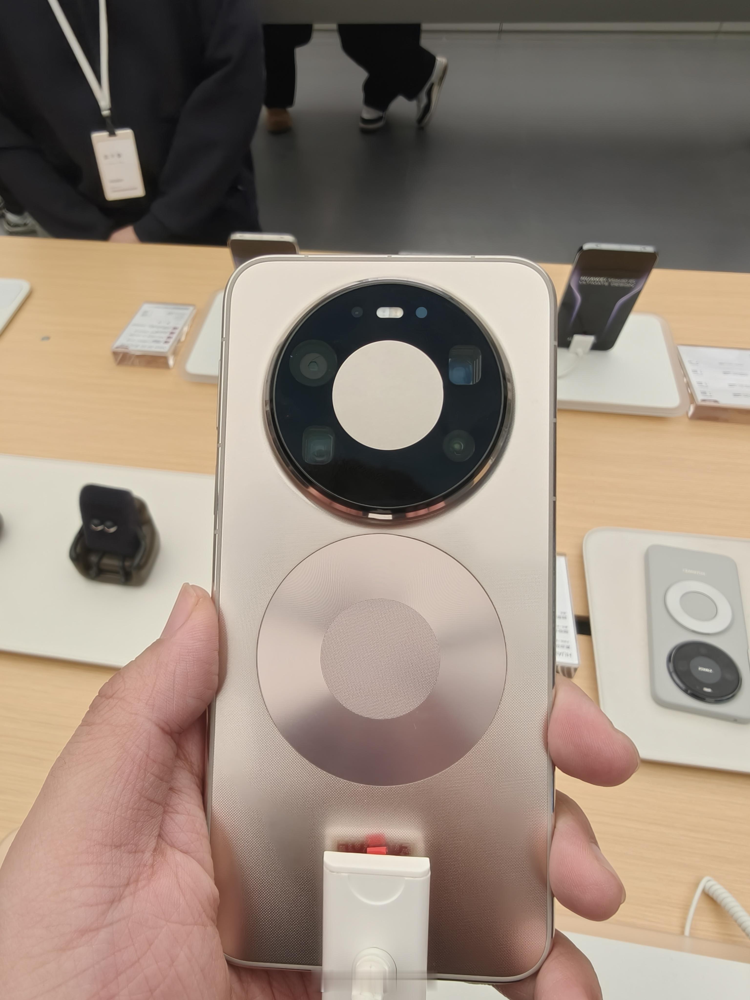 年年准备好彩礼，年年抢不到华为mate80 。找了个很偏的店看看下批货到能不能拿