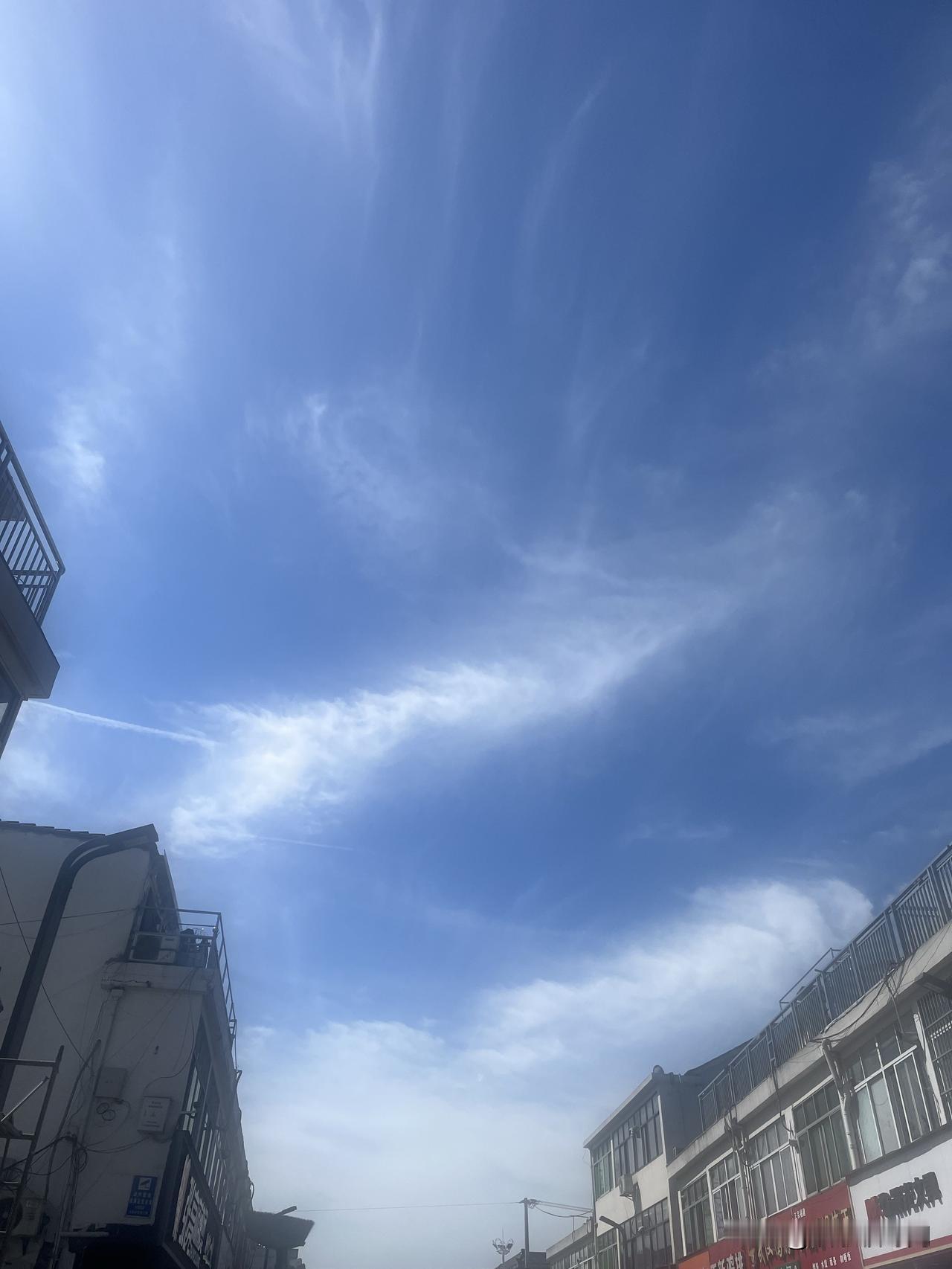 天空好美，我的心情不美丽，发啥也不跑[捂脸][捂脸]