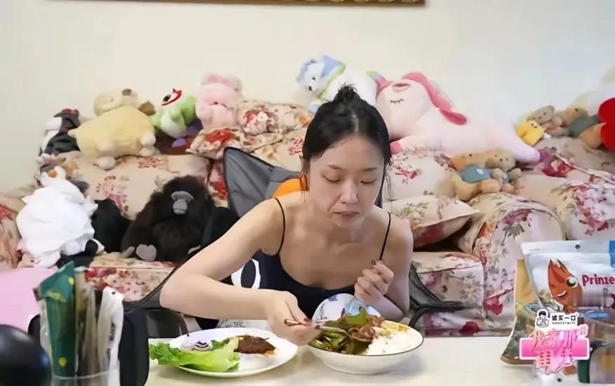 一个姑娘家懒成这样，邋遢成这样，还好意思自己晒出来了，真不知道她是怎么想的？
都
