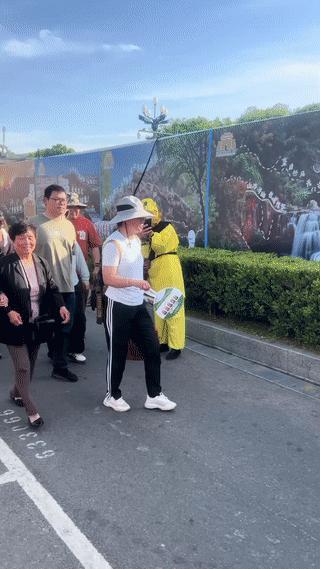 江苏连云港的一个景区里。
有一名扮演猴哥“孙悟空”的男子主动过来和一位大叔一起合