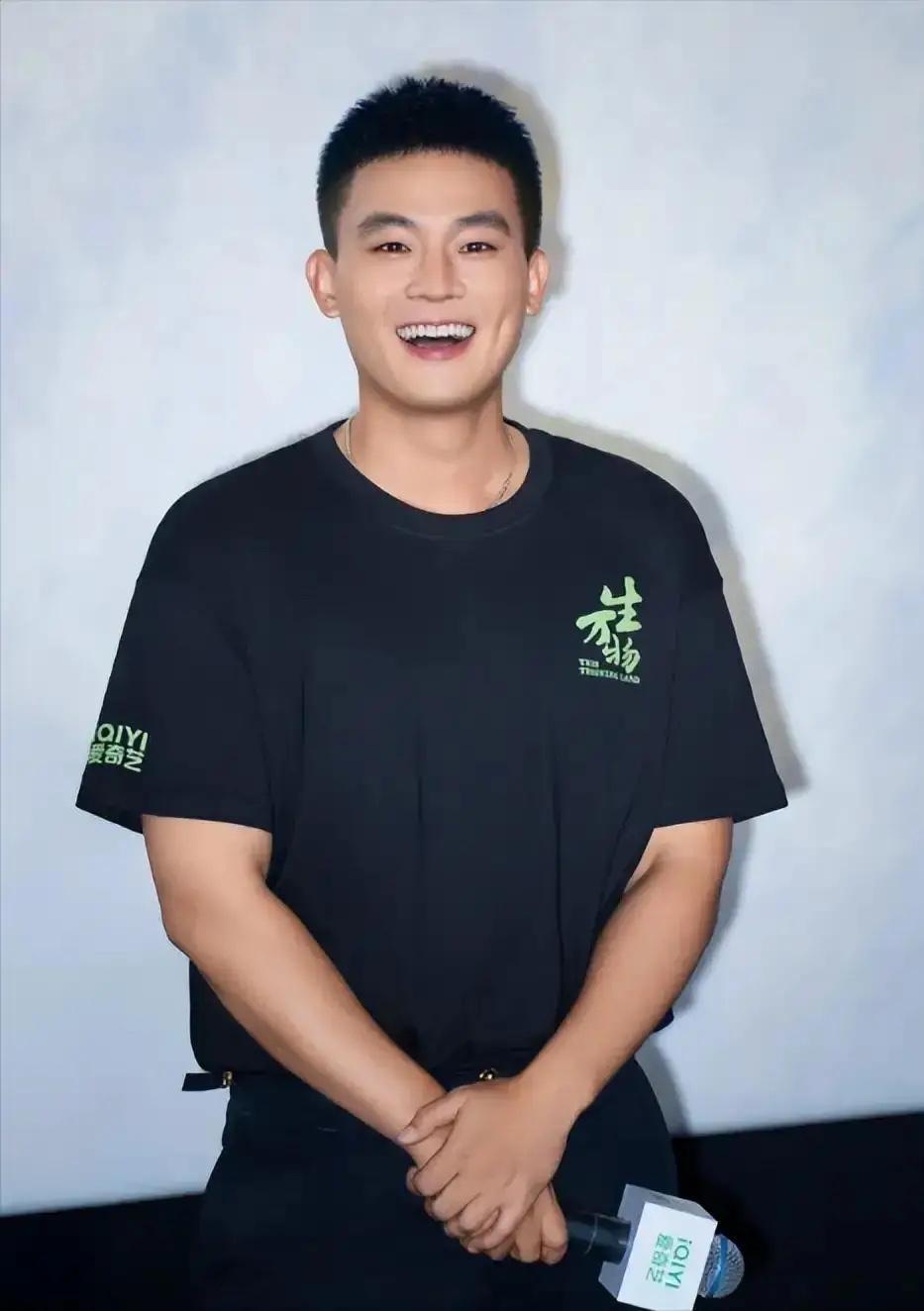 演员欧豪说：我家里条件一般，父母收入不稳定。但家里很愿意花大钱投资我。我上艺校是