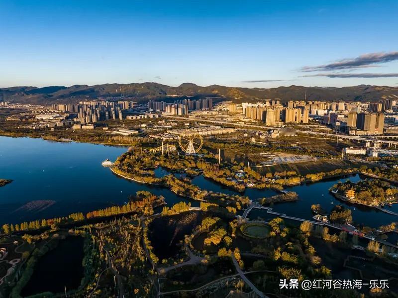 昆明楼市还挺强悍的。
像是昆明楼市草海板块房价在1月到4月从1.9万降至1.8万