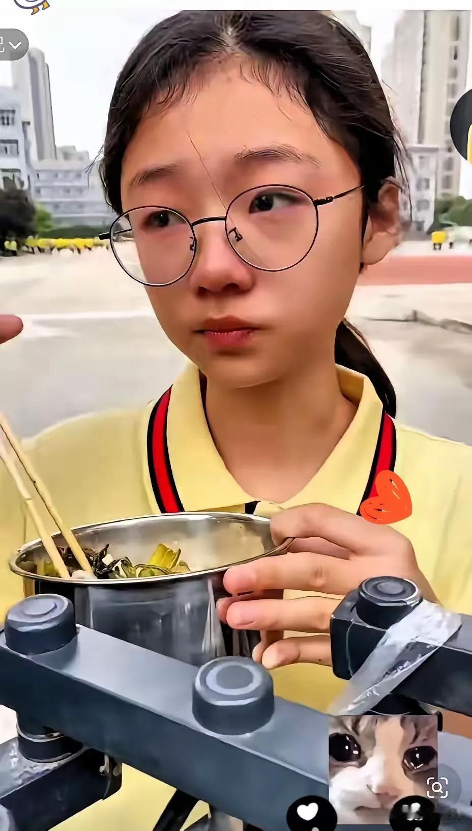 江苏盐城一个13岁的女孩，身高一米七三，坐在教室最后一排！午饭时间，同学们都去了