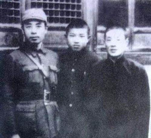 他是周总理唯一的“儿子”，隐藏真实身份50年，父子俩只见过一面
周恩来夫妇没自己