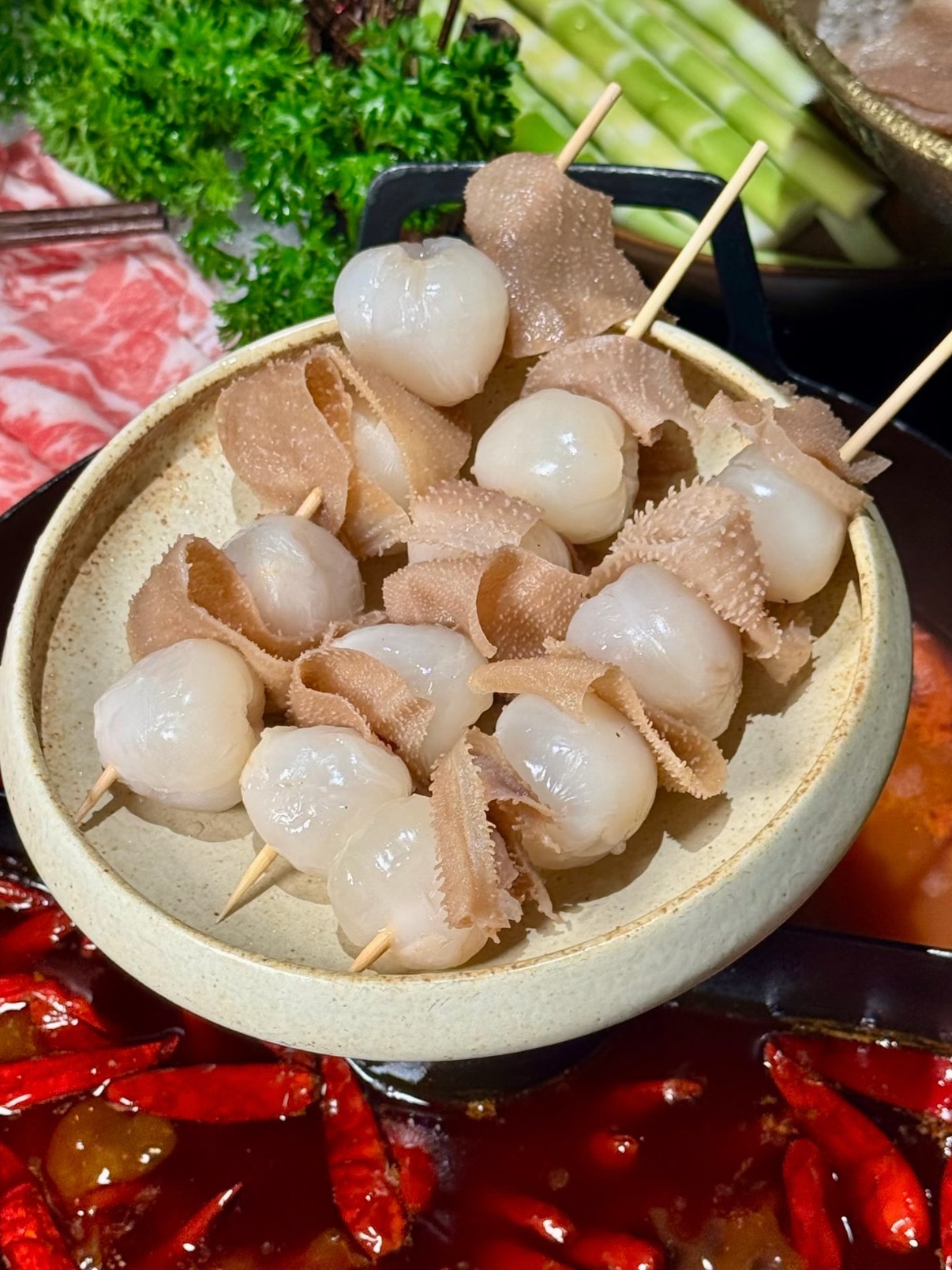 毛肚草莓火锅把四川人整沉默了草莓毛肚、和牛草莓、荔枝毛肚、菠萝蜜虾滑、青椒虾滑、