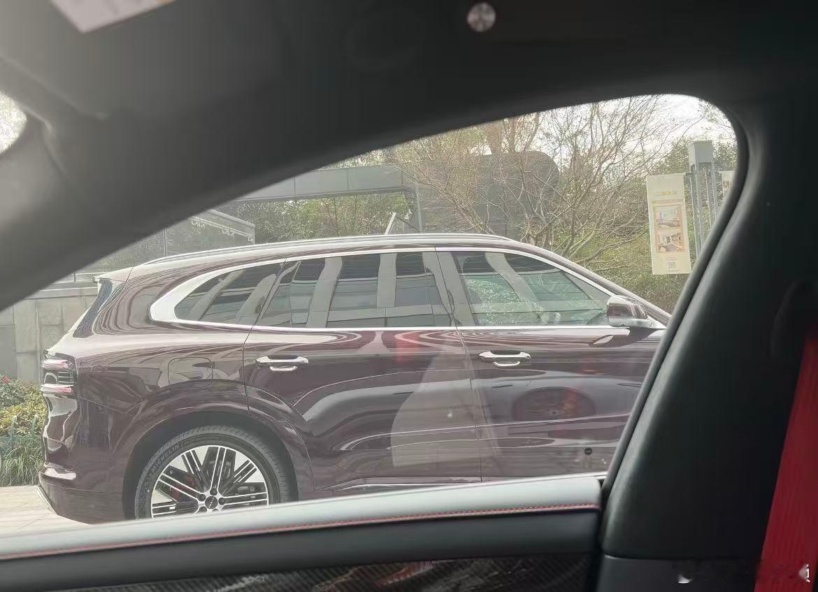 极氪8x 无伪车已上路！看样子是主打的豪华运动风。 
