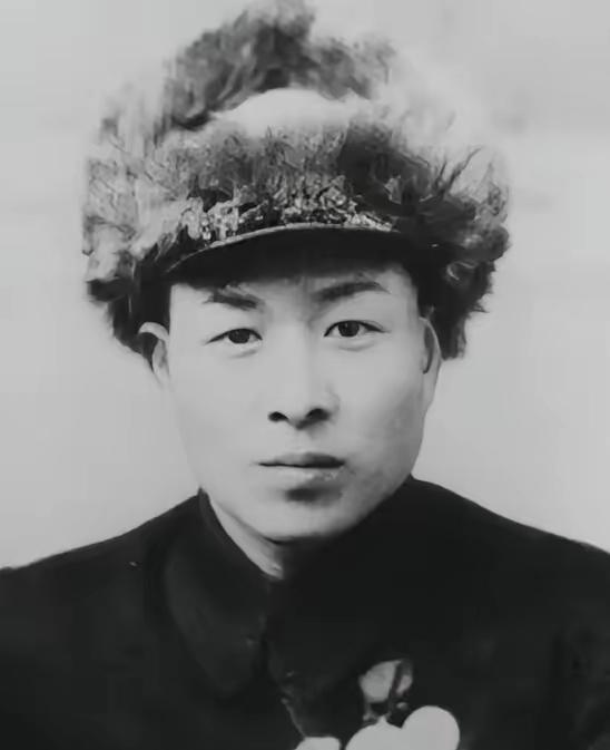 1941年八路军战士郑希和执行任务返程，撞见8名带枪日军追杀抱孩子的农妇，孤身全