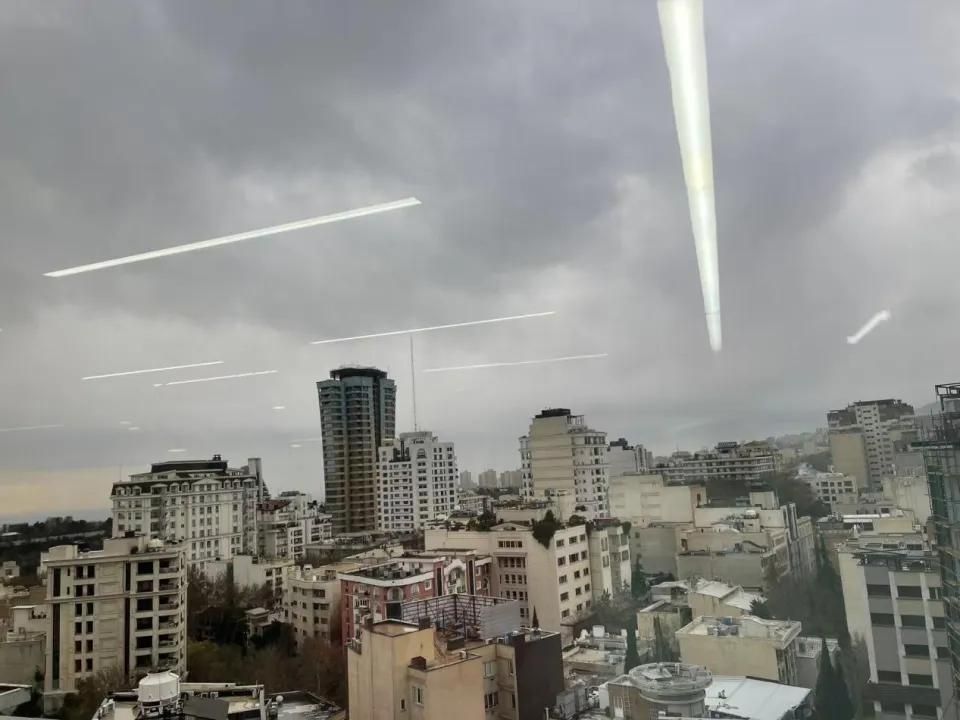 伊朗袭击美国在伊拉克的大学，这绝对是一个标志性事件。原因在于伊朗袭击之前做了警告