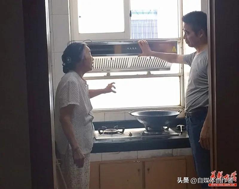 长沙租户窗外炒菜引热议，烟火气别碰安全红线
 
长沙一租户把炉灶架在窗外炒菜的画