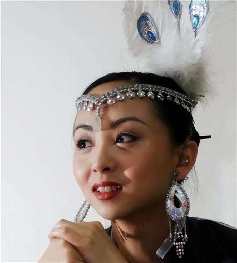当年千手观音的聋哑人领舞，被富商苦追8年，如今她成了这副模样 