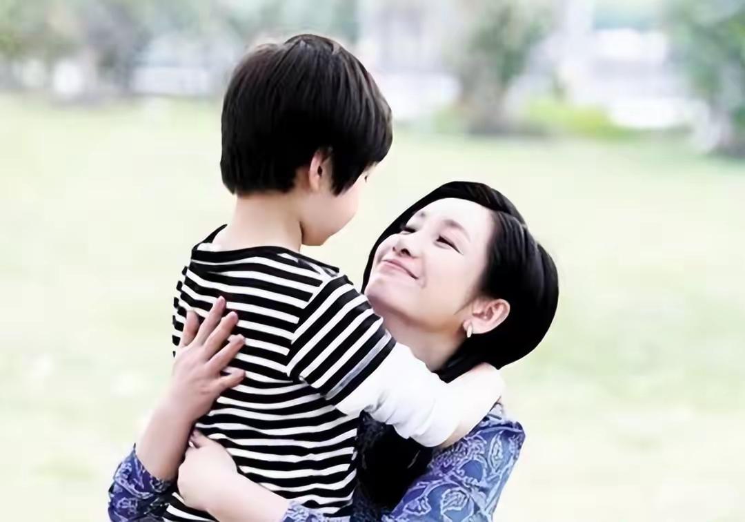 同是王新军儿子，前妻生的和后妻生的一对比，差距一目了然。对待和秦海璐所生的儿子，