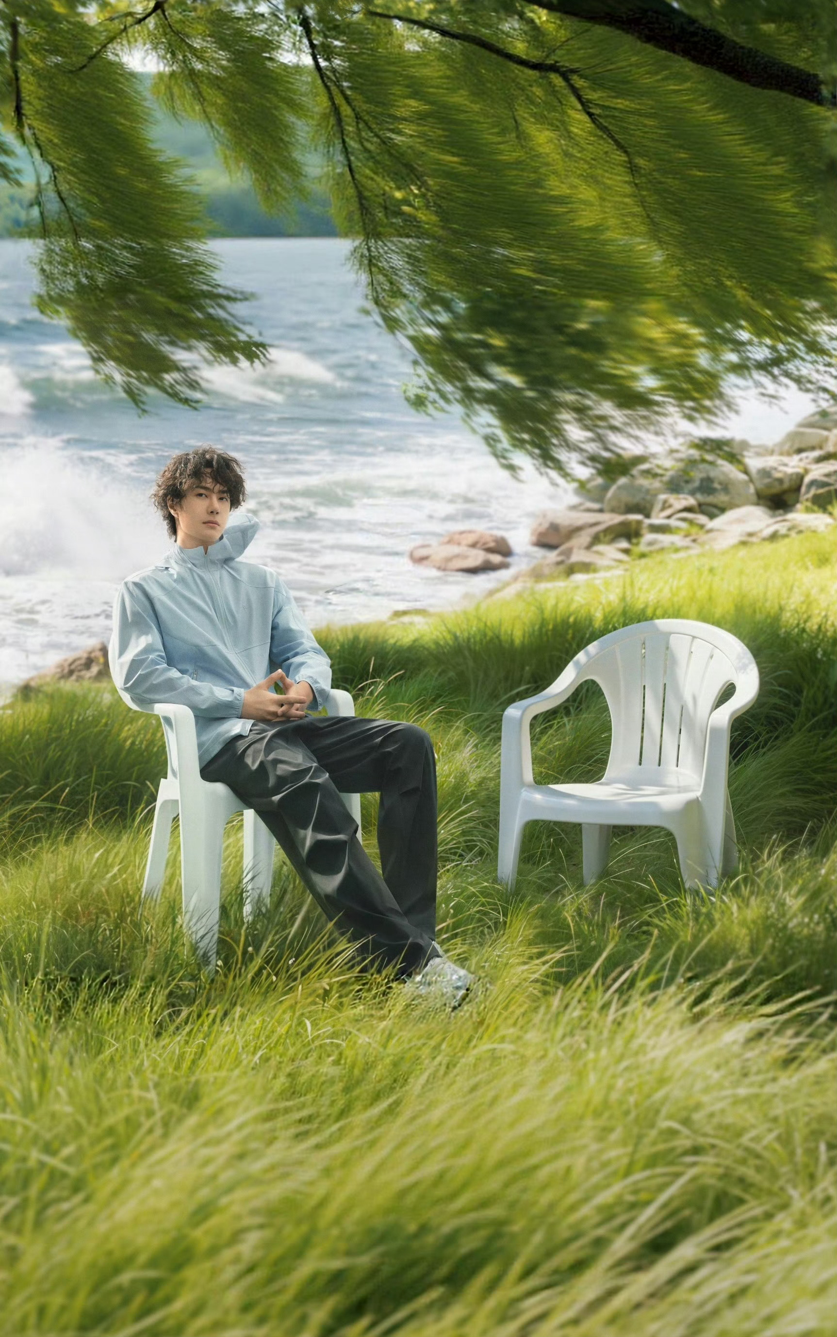 风吹海浪，花开如焰。他安坐于这满目苍翠与斑斓之间，神情温柔宁静，让整个盛夏的炽热
