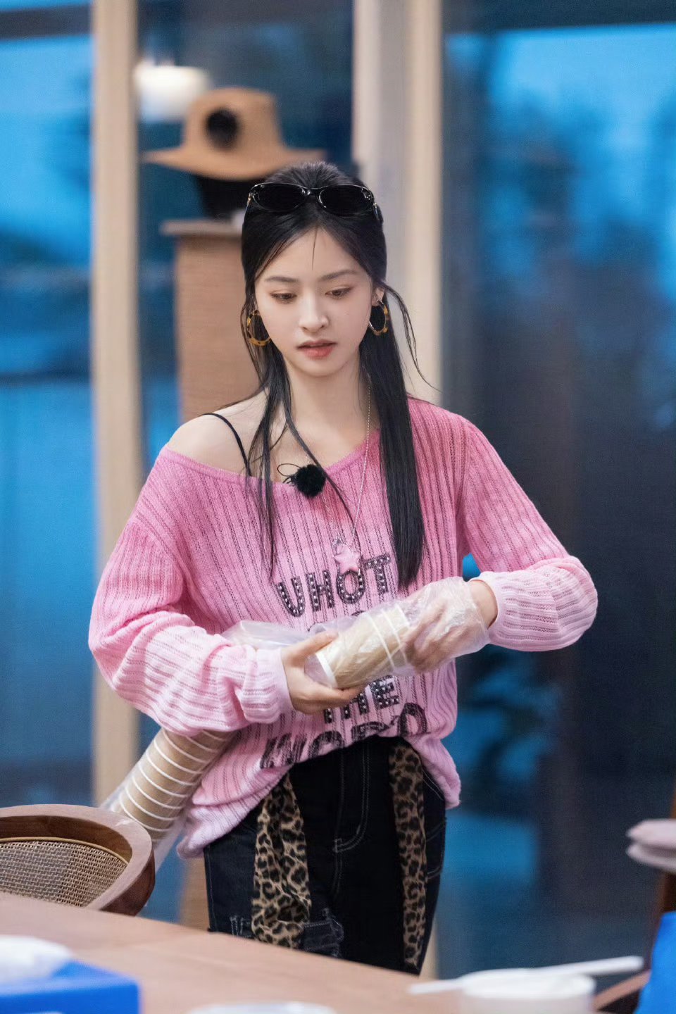 沈月打完暑假工打寒假工 暑假在《中餐厅·非洲创业季》负责饮品制作，寒假又到了《亲