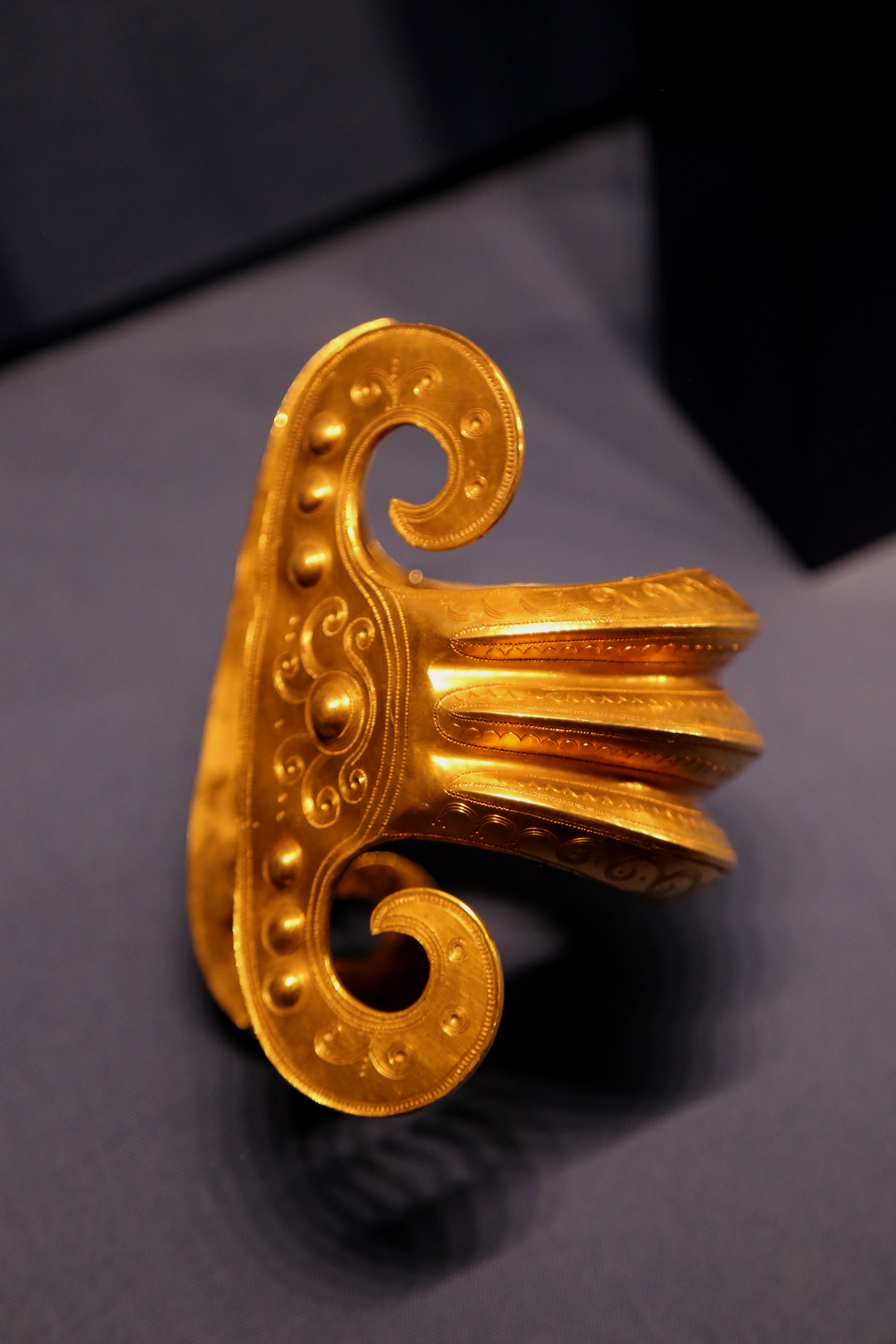 维也纳自然历史博物馆藏克罗地亚出土的公元前1000-前800年的黄金臂环 ​​​