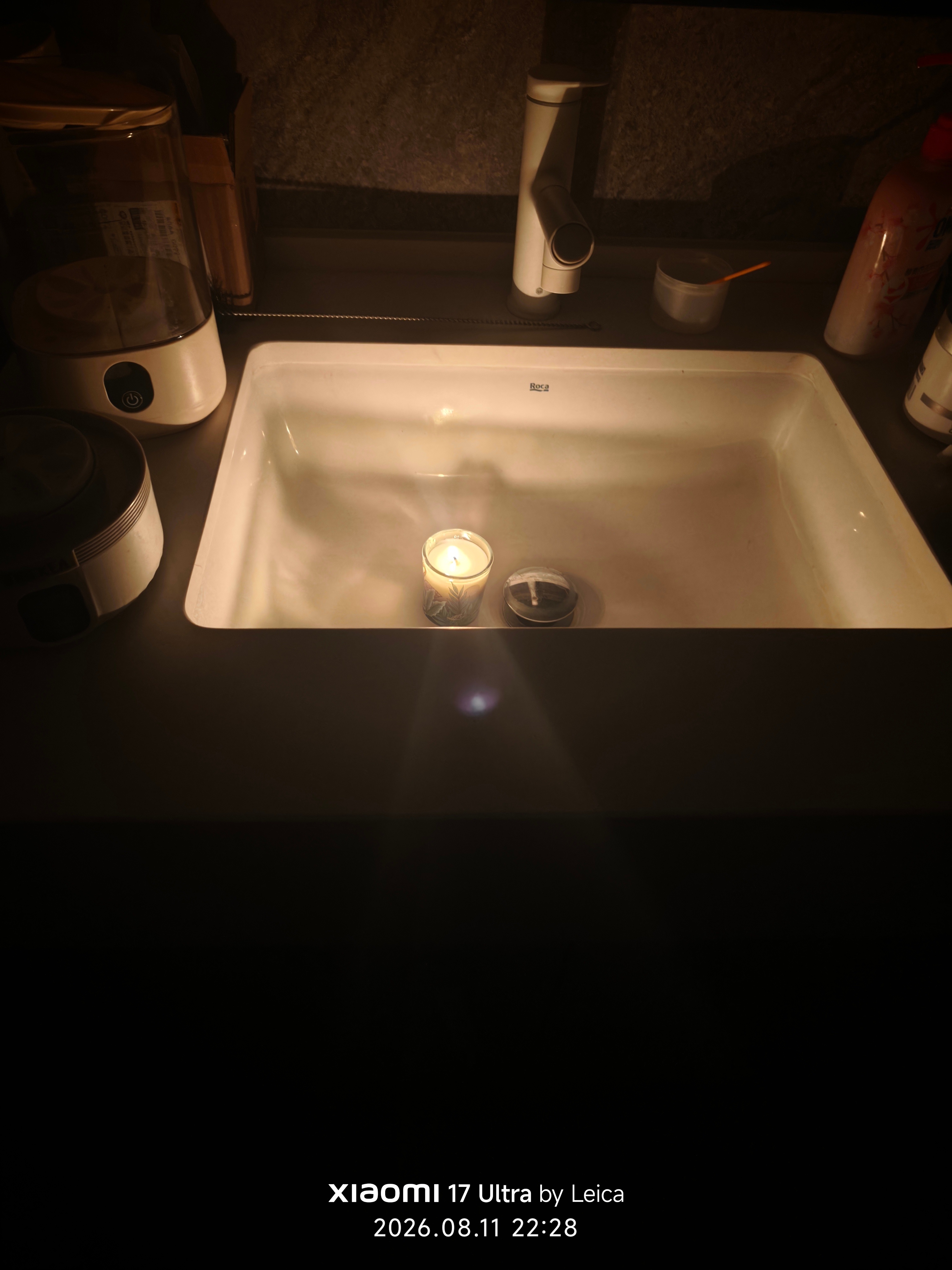 外面暴雨，家里停电……露营灯和可以充电的风扇起大作用了……蜡烛基本没用，光线太弱