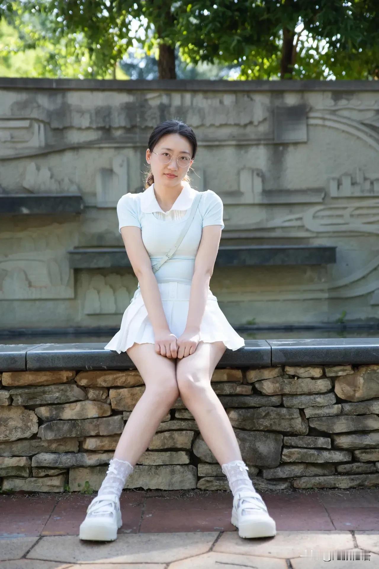 女人的美，竟可以如此矛盾又迷人。这或许会令让很多男士心神摇曳，又不忍亵渎。
最近