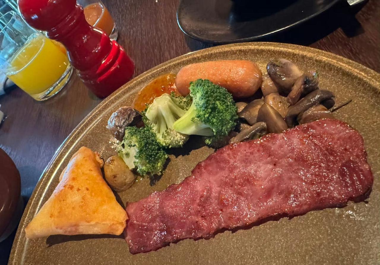 伊藤美诚妈妈又晒早餐了[笑哭]！
伊藤美诚妈妈又跟着女儿来到了多哈，陪伊藤美诚参