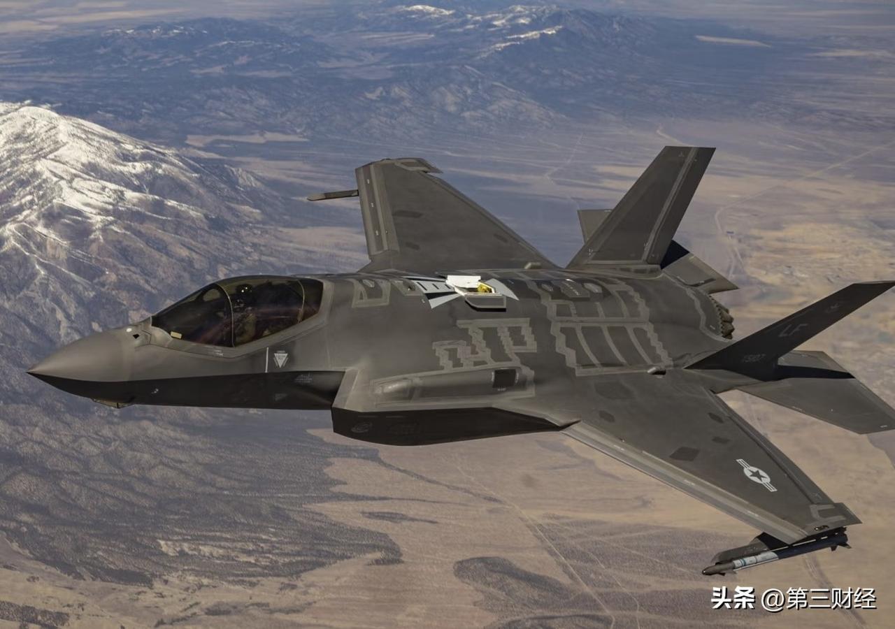 美国内华达的沙漠里，一架F-35摔了，一亿美金没了！

美国空军一架F-35隐形