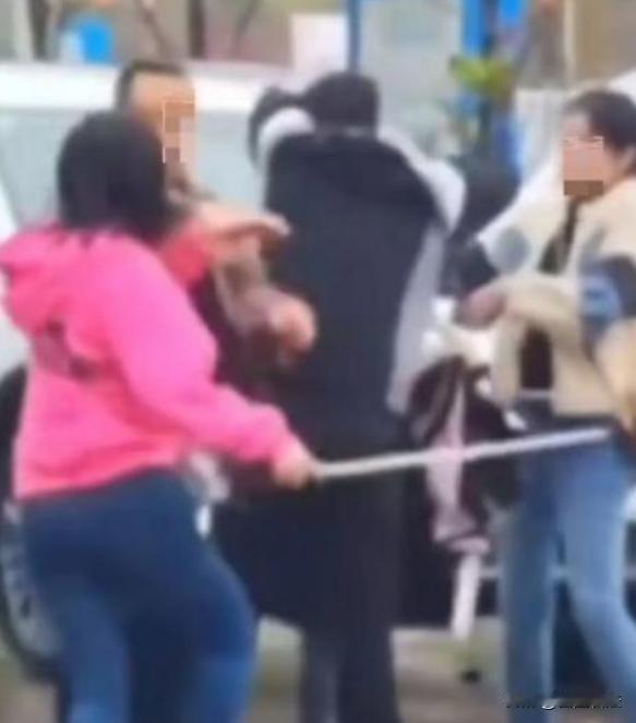 河北唐山，女子张美丽意外发现丈夫李浩天背着她与情人私会。面对丈夫的背叛，张美丽没