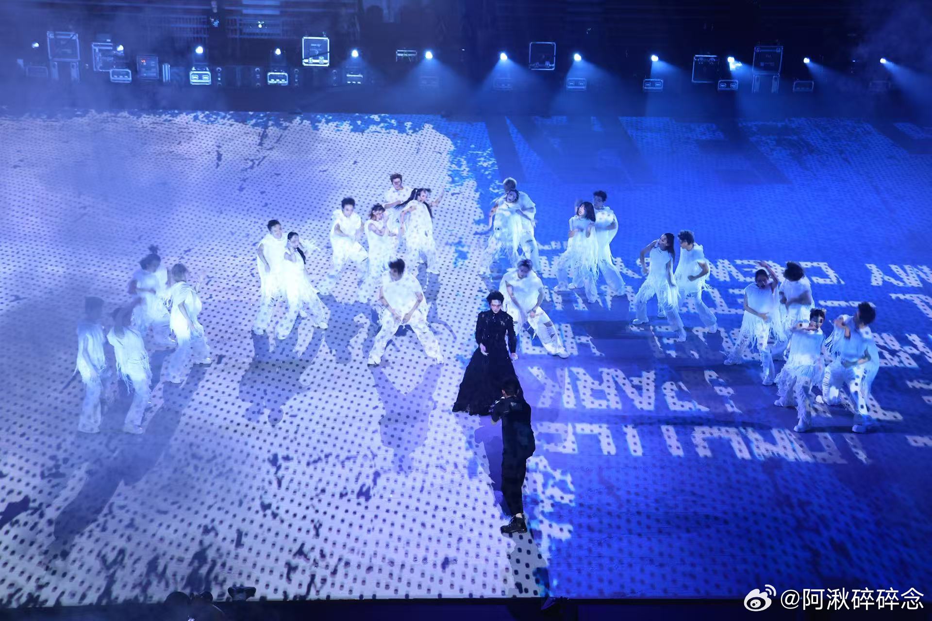 至今不知道周震南舞台审美的上限周震南深圳限定哥特风舞台周震南深圳限定哥特风舞台太