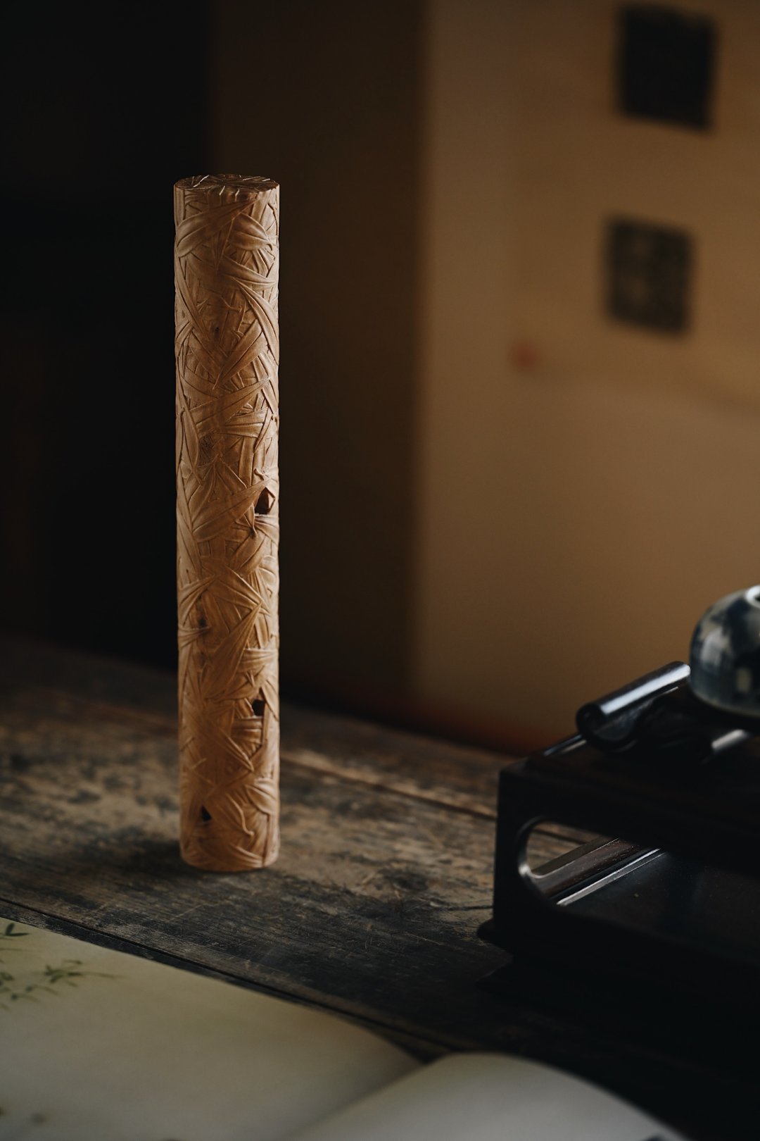 老山檀 | 叠竹清影 香筒取料细腻，去除腐朽之处自然而生孔洞，外壁满雕竹叶层叠，