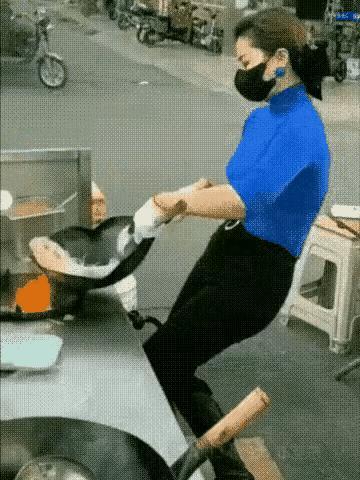 有人说只有“尿急”
才能做出这样“销魂”的动作

在烟火气升腾的街头
一位身着亮