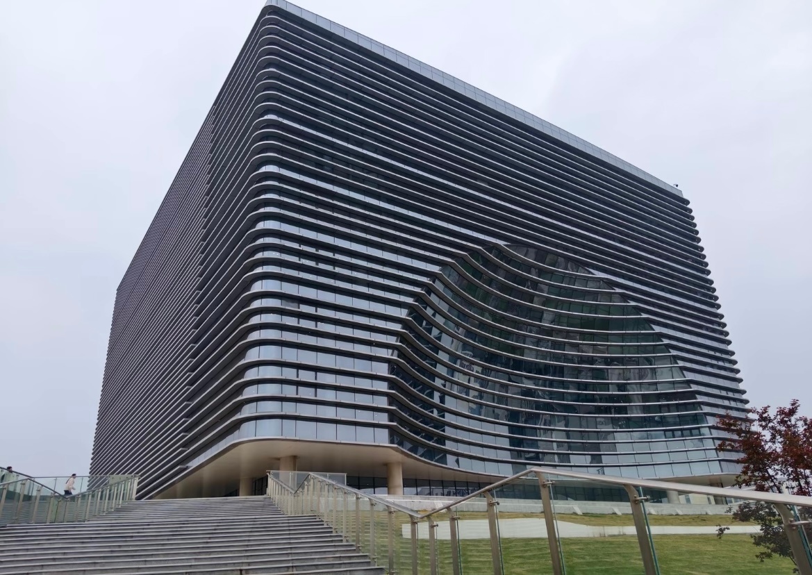 这栋楼前方的某个位置，在晴朗的天气里，大概可以烤肉。 