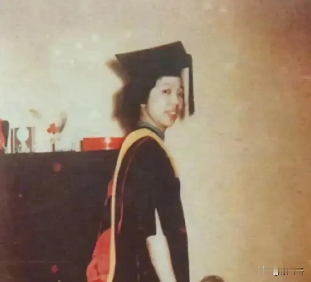 林兰英是我国第一批公派留学生之一，也是宾夕法尼亚大学第一位女博士。
1957年，