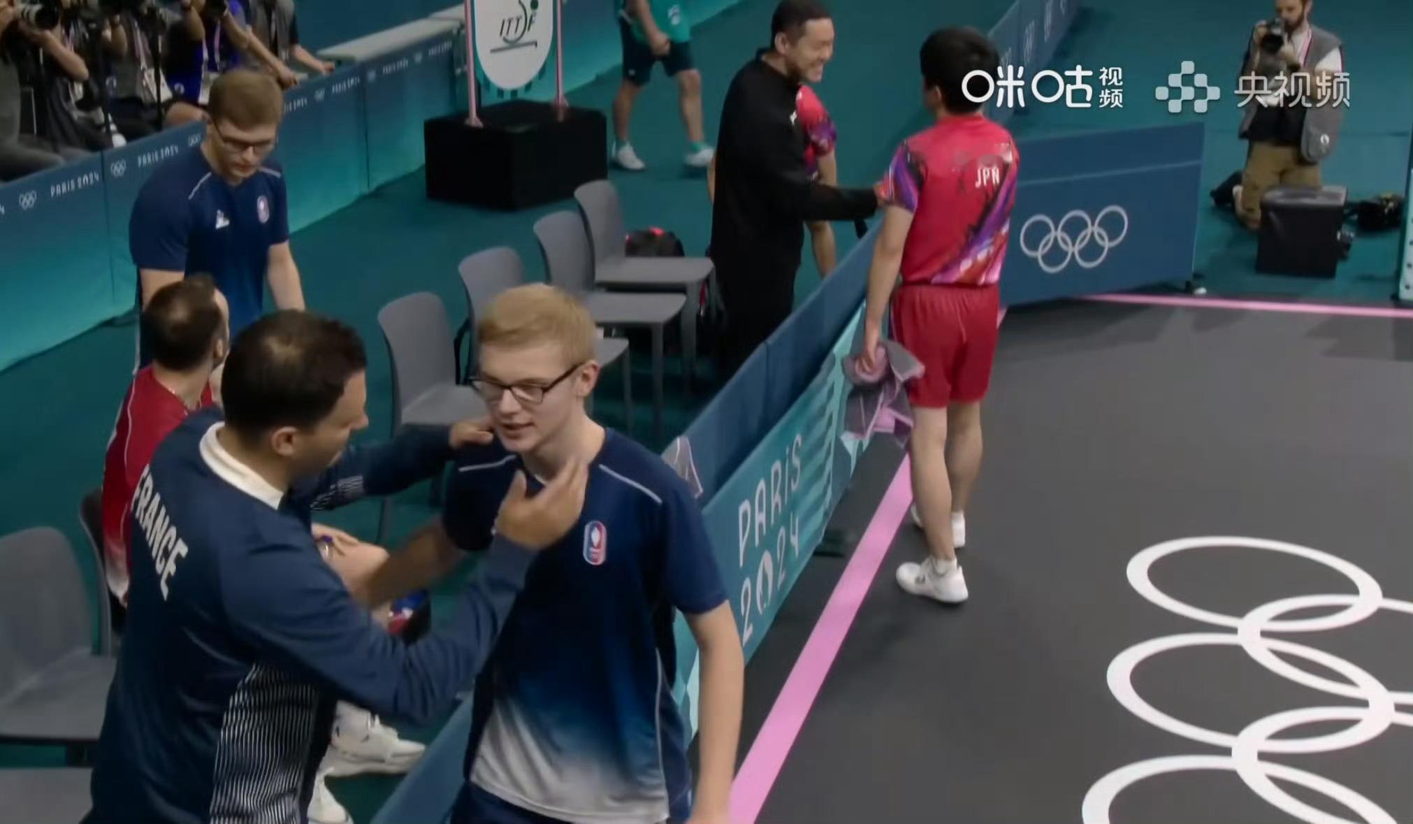 #张本智和队友 菜#笑亖[允悲]，单打营销要不是碰到小胖至少能拿一个牌，结果碰上
