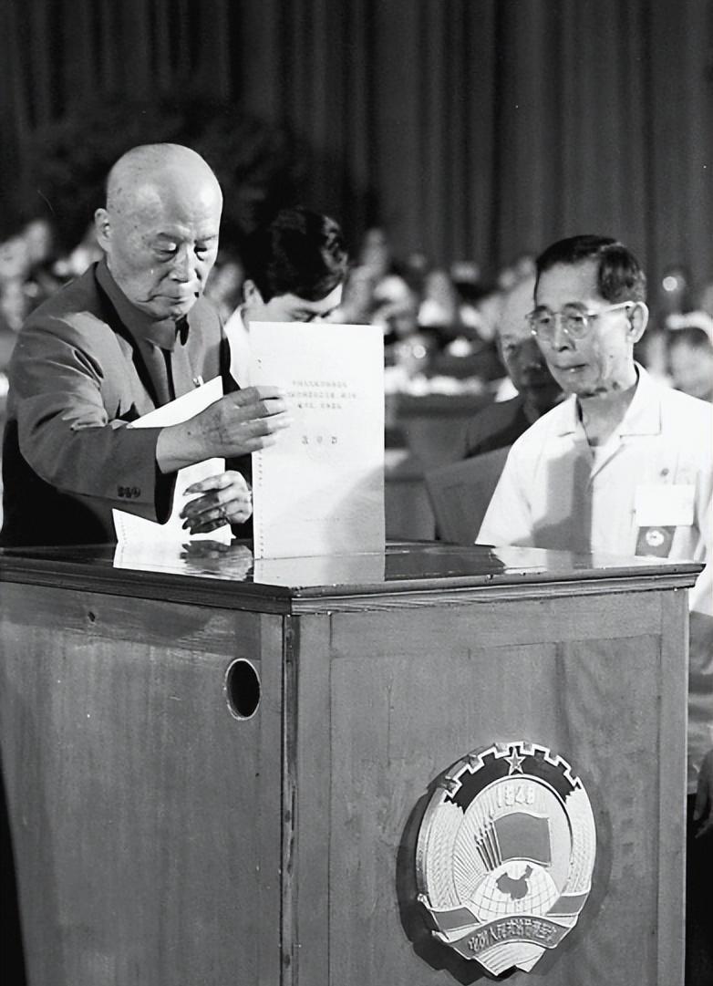 1972年刘沙前往监狱探望吕正操，反复叮嘱他和毛主席交往千万不能疏远，你会如何理
