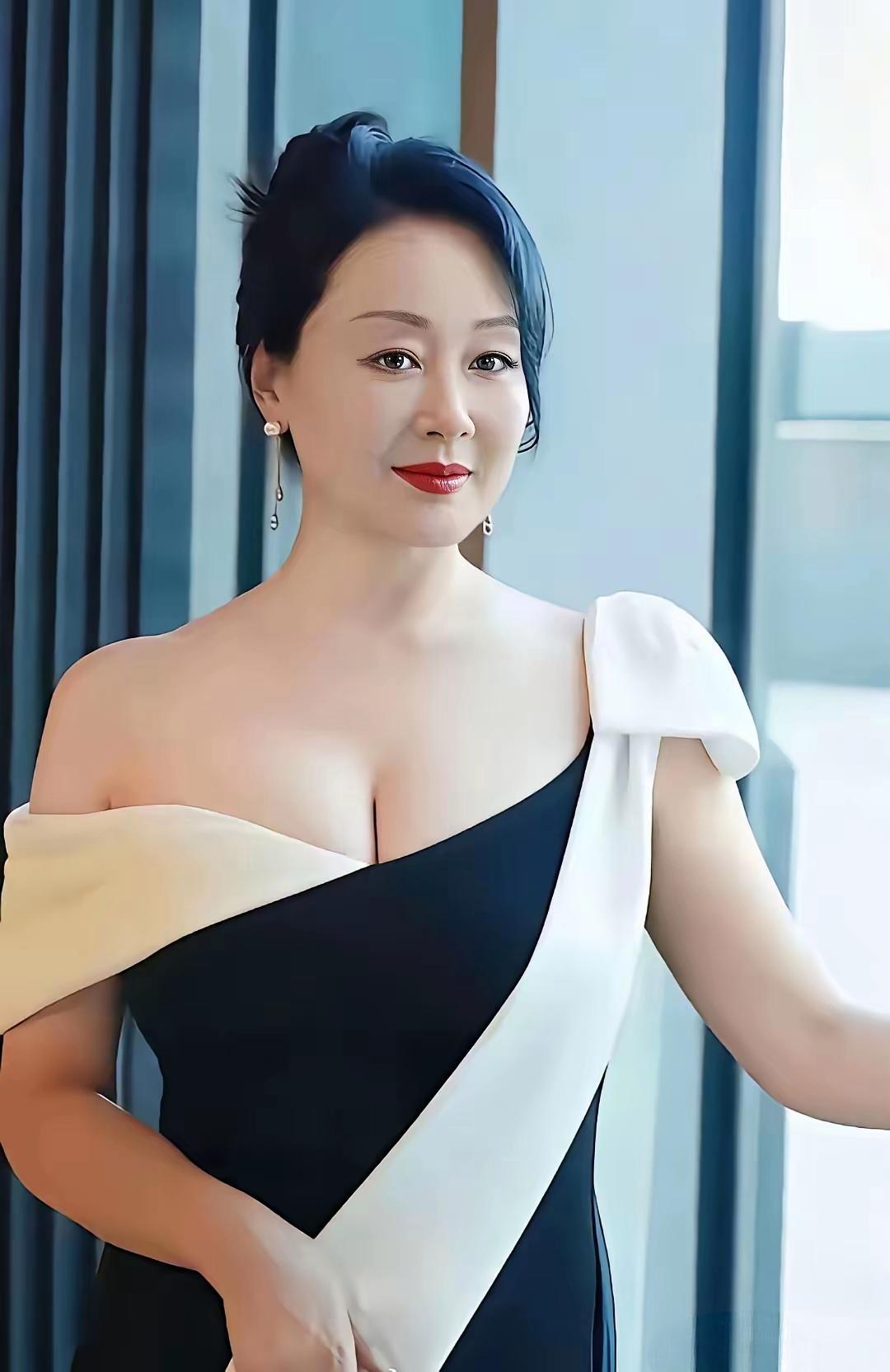 谁能看得出来，镜头里状态这么能打的王姬，已经足足63岁了？
同样是花甲之年，很多