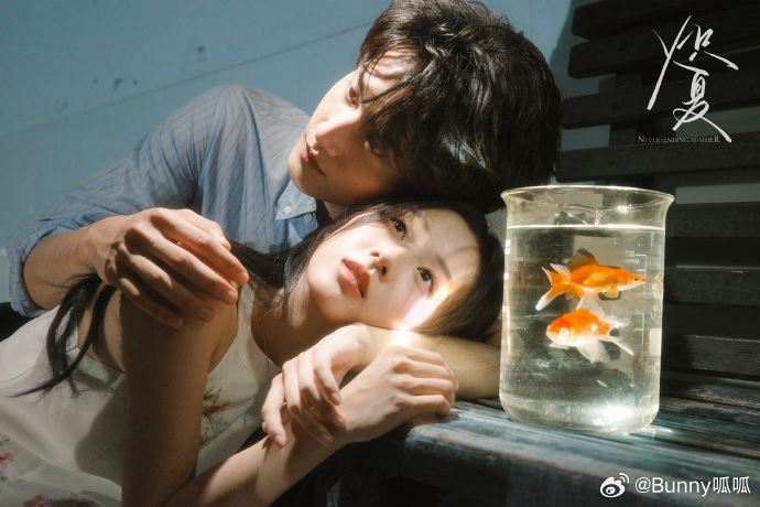 炽夏扑面而来的夏日青春感课间嬉笑、课后玩闹，这些再普通不过的校园日常，被两位演员