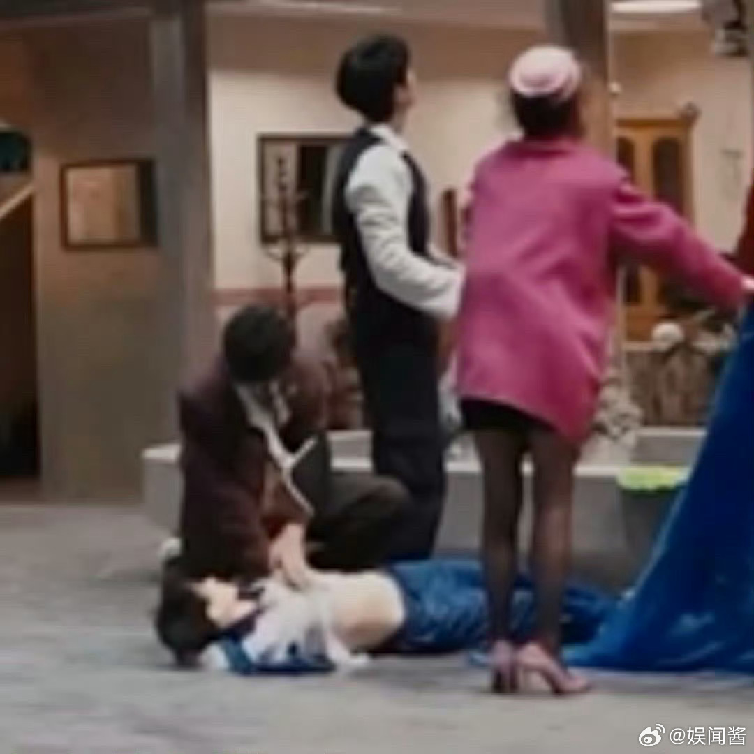 差点以为是陈哲远的教资哈哈哈哈哈别人查案，陈哲远反手就是一个怕你着凉盖小被子，不