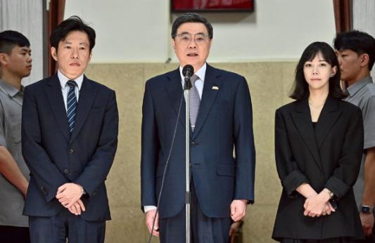 黄仁勋公开喊话：电力不够，台湾经济成长就是空谈！5月26日，台行政机构负责人卓荣