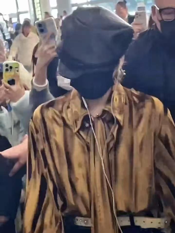 周震南复古风贵公子具象化  黯然的黑色贝雷帽与闪亮的鎏金长衫，在周震南身上完美演