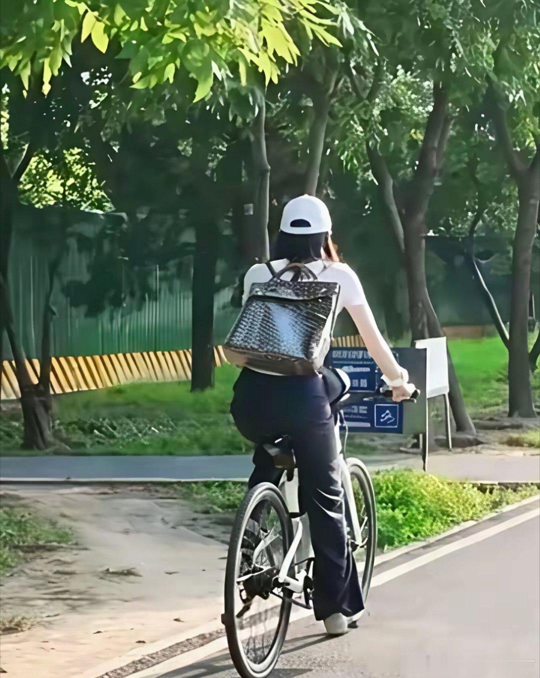 陈伟霆夫妇领着孩子在北京郊游骑行。真的践行了他当初说的那句话，我希望我的孩子可以