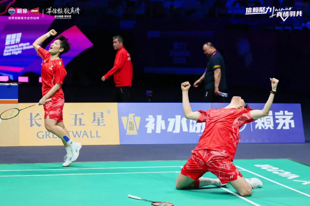 苏杯中国1比0韩国首场混双比赛结束，冯彦哲/黄东萍以21-16，17-21，21