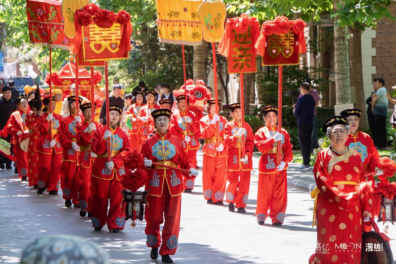 如何看待广西南宁现八大轿迎亲？古时候八大迎亲，这种婚姻嫁娶习俗曾经有过，场面非常