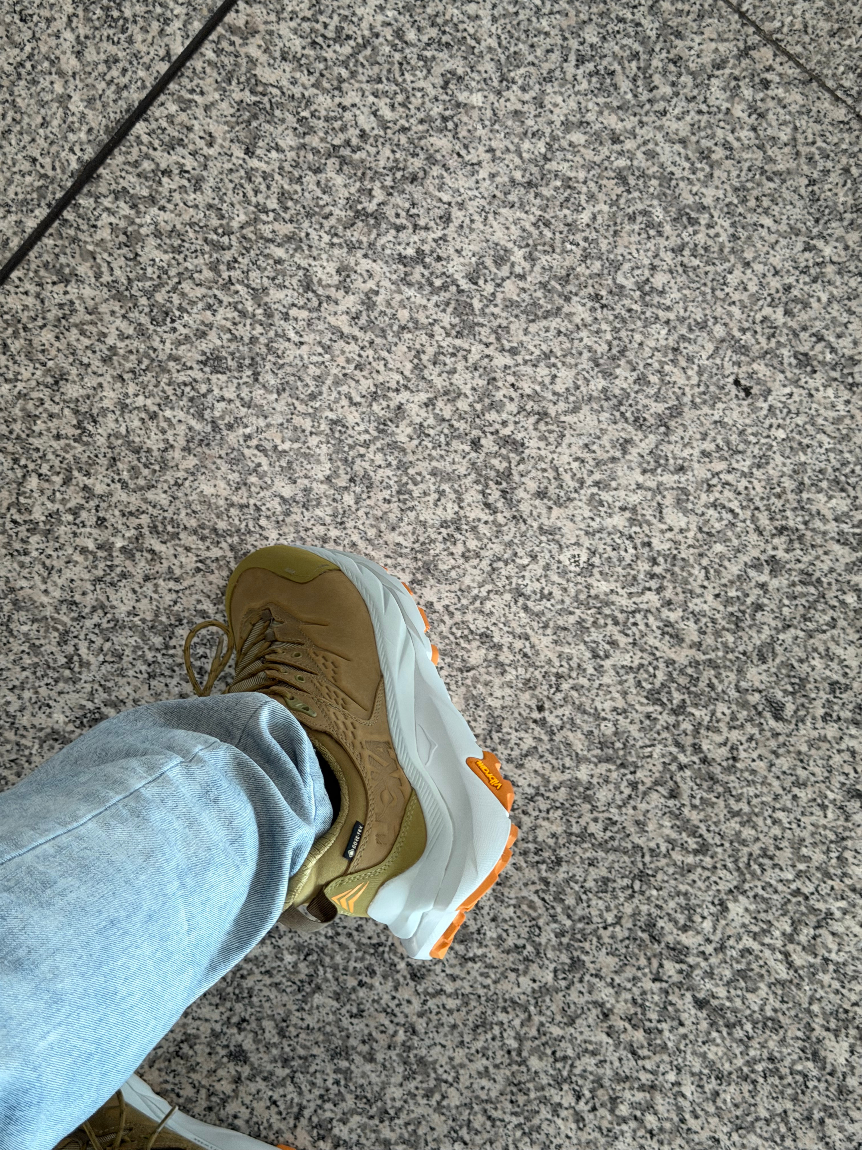 出门穿一双新HOKA鞋… 还是新的舒服…老的征战过很多地方了半年一双鞋 