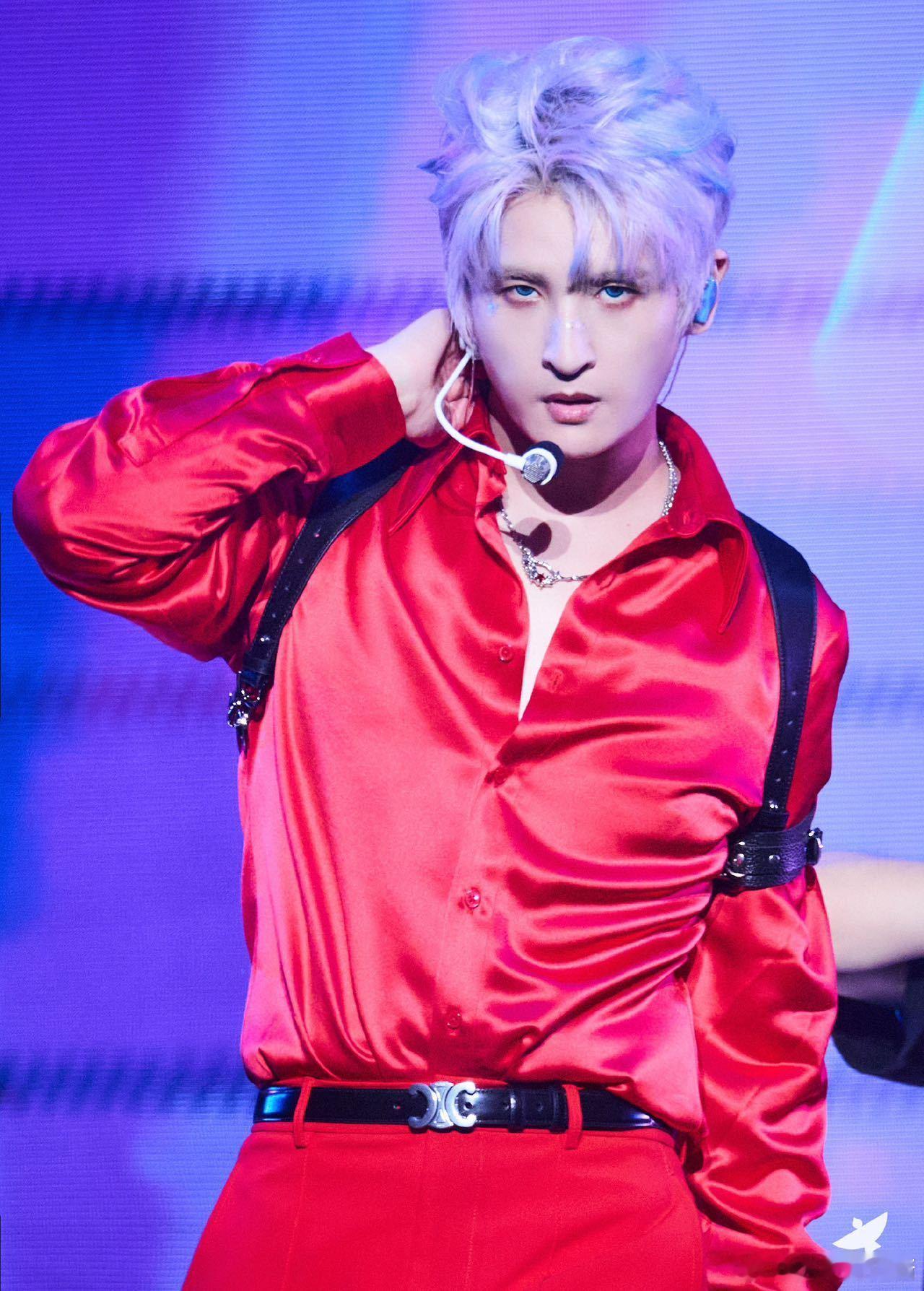 张远南京演唱会  张远南京演唱会，一次音乐的盛宴，一次心灵的触动，舞台上的他全情