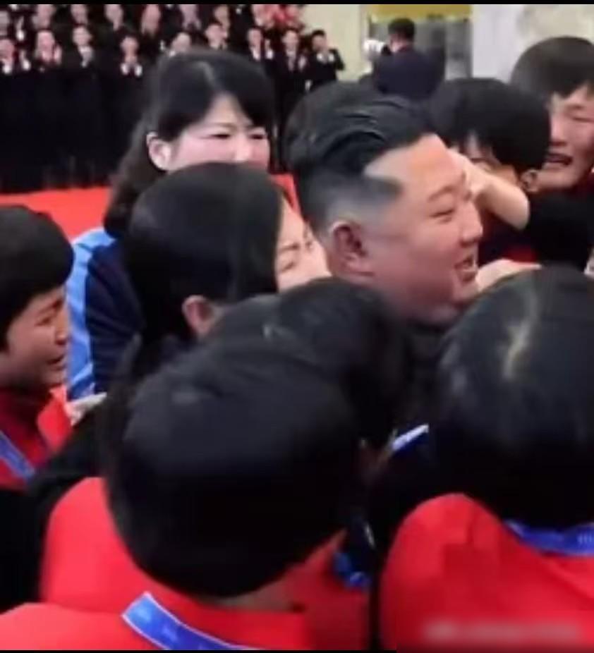 朝鲜U17女足姑娘都热泪盈眶了，不是因为她们3比0战胜荷兰队，卫冕世界杯冠军，也