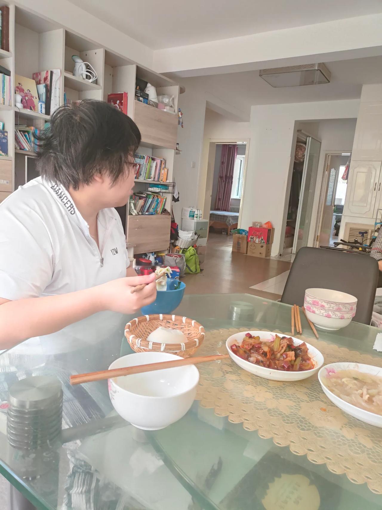 吃饭八不要
1、吃饭不要太烫；
2、吃饭不要太细；
3、吃饭不要太咸；
4、吃饭