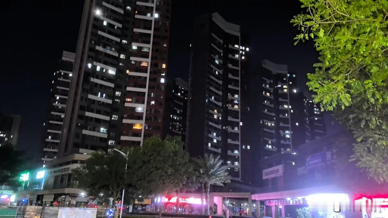火车轰隆碾过铁轨时，我摸着行李箱夹层里母亲塞的桂花蜜。玻璃罐贴着褪色的便利贴，字