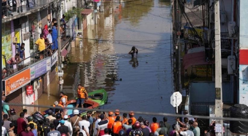 周日，南亚国家斯里兰卡遭遇暴雨和泥石流袭击，首都科伦坡（Colombo）几乎被洪